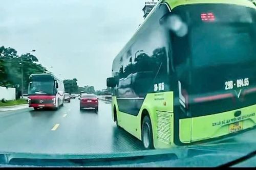 Vượt ẩu nguy hiểm, tài xế xe buýt nhận biên bản phạt nặng