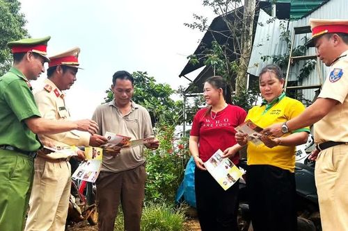 Công an xã vùng cao vượt khó khăn, đưa pháp luật đến với người dân