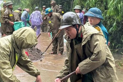 Công an xã Mỹ Đức hỗ trợ người dân vùng ngập sớm ổn định cuộc sống