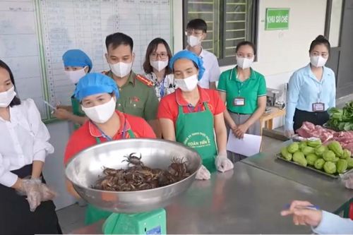Bữa ăn bán trú: Kiểm soát chặt, minh bạch để phụ huynh yên tâm