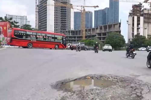 Đường mới cải tạo đã bị xuống cấp, hư hỏng