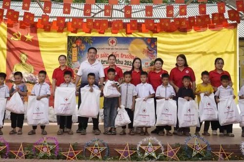 Hội Chữ thập đỏ tổ chức vui Tết Trung thu cho học sinh xã Yên Thổ