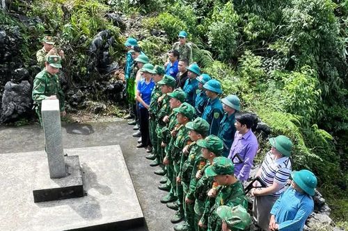 Tổng Cọt phát huy sức mạnh đoàn kết, bảo vệ chủ quyền, an ninh biên giới
