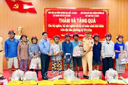 Nghĩa tình quê hương gửi đến bà con khó khăn