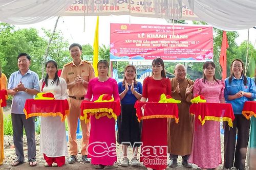 Khánh thành cây cầu đầu tiên của mô hình 'Nhịp cầu yêu thương'