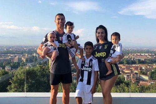 Các con Ronaldo vô tư chơi bên tủ túi Hermès đắt đỏ của mẹ