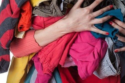 Quần áo lâu khô sau mưa: Đừng vội cho cả mẻ vào máy giặt