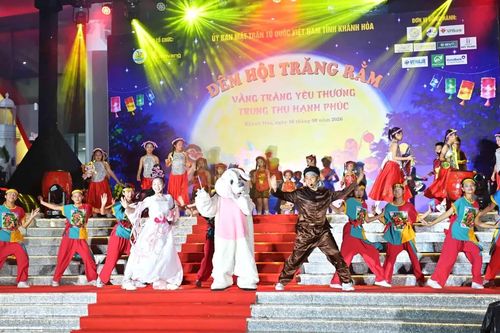 Khánh Hòa trao 3.000 phần quà cho Vầng trăng yêu thương