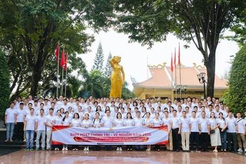 Phòng Tham mưu Công an TPHCM tổ chức về nguồn, tri ân các thế hệ anh hùng