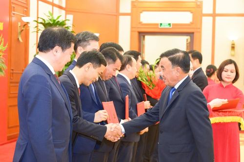 Bộ Chính trị điều động, phân công, chỉ định hàng loạt cán bộ