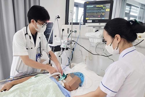 Cứng hàm, phải thở máy sau 2 tuần bị gai hoa giấy đâm vào chân