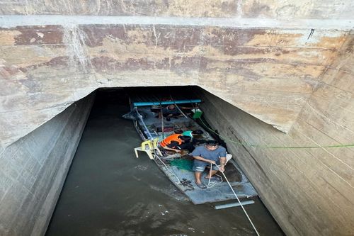 Giải cứu 2 người mắc kẹt trong ống cống ở Hà Nội
