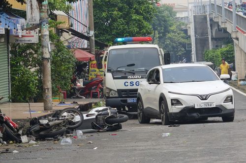 Ô tô 'lùa' 5 xe máy trước quán nhậu ở TP.HCM