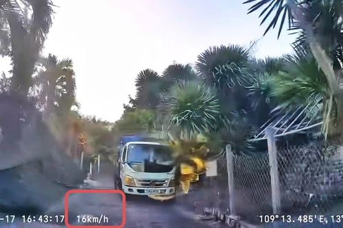 Khoảnh khắc tài xế lùi xe 'cực nét', né cú đâm trực diện của xe tải ở dốc hẹp