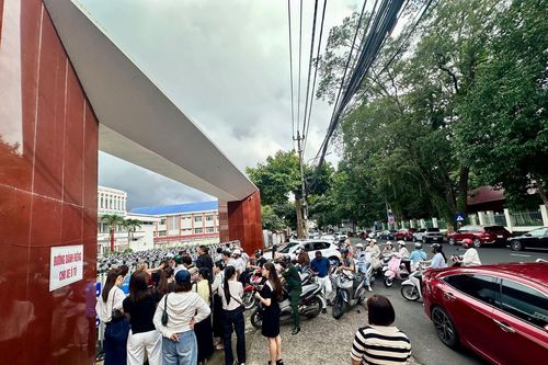 Đắk Lắk: Đến họp phụ huynh trễ, nhiều người phải đứng ngoài cổng trường