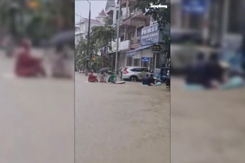 Video khoảnh khắc người dân chèo thuyền giữa phố ở Nghệ An
