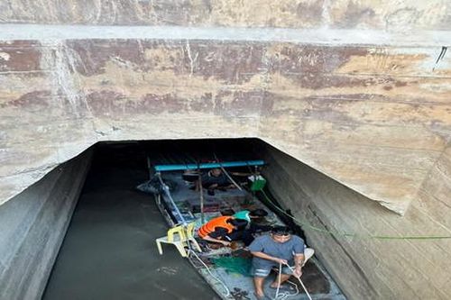 Kịp thời giải cứu 2 người mắc kẹt trong ống cống ở phường Đông Ngạc