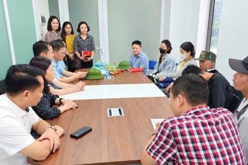 Phường Đông Ngạc thăm hỏi, động viên gia đình sinh viên Trường Đại học Mỏ - Địa chất