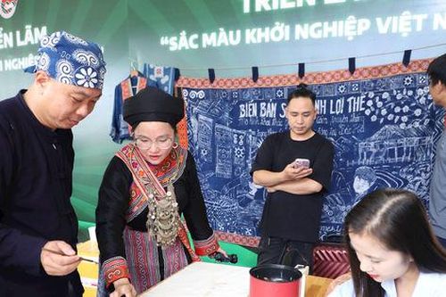 Khai mạc Triển lãm 'Sắc màu khởi nghiệp Việt Nam'