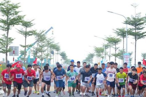 Hơn 200 vận động viên xã Dân Hòa tranh tài tại Giải chạy Báo Hànộimới - Vì hòa bình