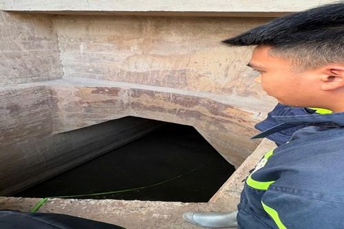 Hà Nội: Kịp thời giải cứu 2 người mắc kẹt trong ống cống tại khu vực cống Chèm