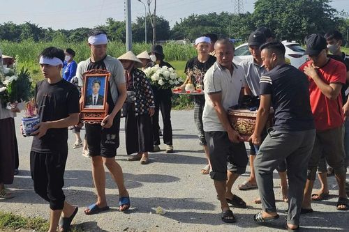 Hàng xóm, người thân nghẹn ngào tiễn nam sinh 18 tuổi gặp nạn ở Hà Nội về nơi an nghỉ