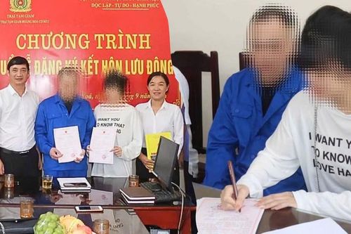 Lễ đăng ký kết hôn đặc biệt của cô gái và người yêu ở trại tạm giam