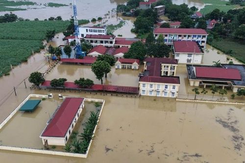 Mưa lũ dồn dập khiến hơn 2.200 căn nhà chìm trong 'biển' nước, hơn 1.600 hộ dân bị chia cắt