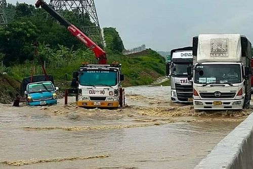 Vẫn còn hơn 40 điểm ngập và sạt lở gây ách tắc giao thông do mưa lũ