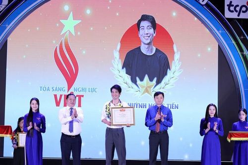 Mất thị lực vẫn vô địch bơi lội, làm chủ công nghệ