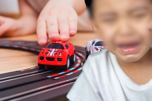 Bé trai bị thanh ăng-ten cắm sâu vào lưỡi, cảnh báo từ món đồ chơi quen thuộc