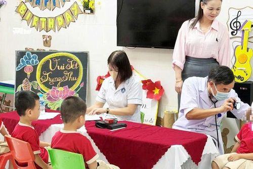 Hà Tĩnh đồng loạt khám sức khỏe đầu năm học cho học sinh