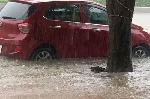 Đô thị Vinh hứng lượng mưa kỷ lục, cảnh báo mưa lớn tiếp diễn chiều nay