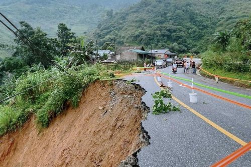 Sạt lở nghiêm trọng trên Quốc lộ 15C