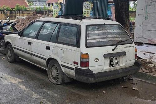 Những ô tô cũ nát nằm chỏng chơ giữa lòng đường Hà Nội