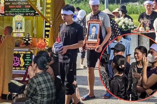 Xót xa cảnh người mẹ khóc ngất trước di ảnh con trai bị nước cuốn xuống cống