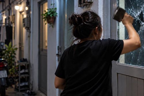 Vợ chửi bới, đập vỡ kính phòng trọ vì nghi chồng bị phụ nữ khác lôi kéo đi chơi