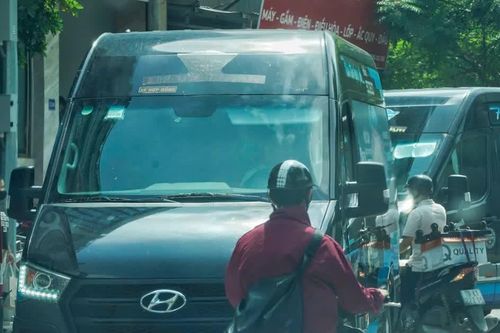 Ghi hình từ 'điểm nóng', xử lý xe limousine đón khách sai quy định