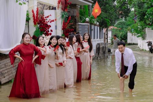 Cô dâu, chú rể xắn quần, 'bì bõm' lội nước làm lễ ăn hỏi
