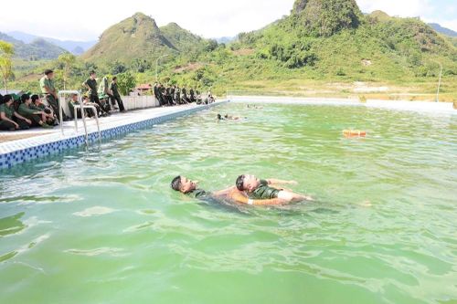 Công an Lai Châu nâng cao kỹ năng bơi cứu hộ, cứu nạn