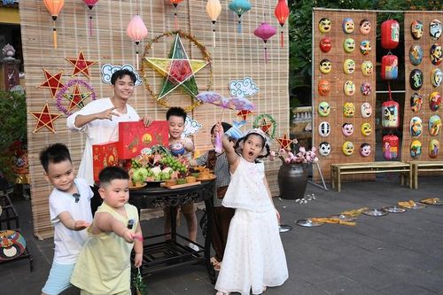 Các bố 'lăn xả' để con có một đêm trăng rằm đáng nhớ
