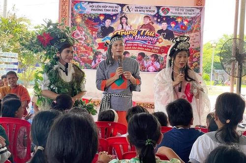 An Giang: Các nghệ sĩ cùng mang Trung thu đến với trẻ em dân tộc Khmer vùng biên giới
