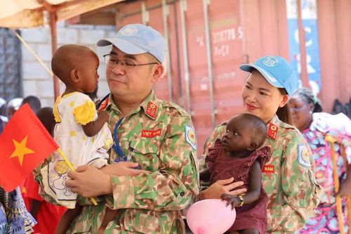 Lực lượng mũ nồi xanh Việt Nam chia sẻ khó khăn với trẻ em ở Nam Sudan