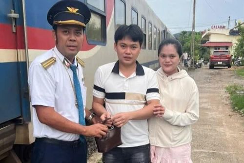 Nhân viên đường sắt trao trả hơn 30 triệu đồng hành khách bỏ quên trên tàu