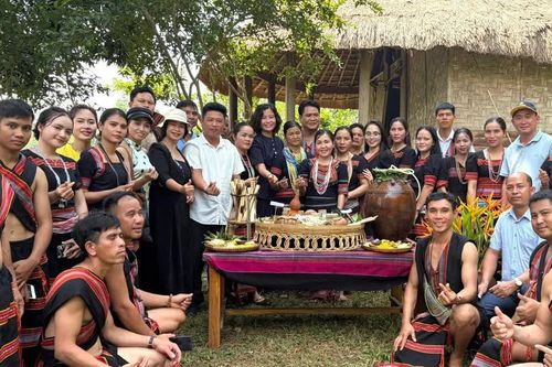 Tái hiện lễ hội 'Ăn mừng lúa mới' của đồng bào Giẻ Triêng tại Hà Nội
