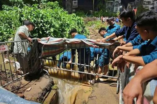Chủ tịch thành phố Hà Nội yêu cầu làm rõ trách nhiệm tổ chức, cá nhân liên quan vụ nam sinh viên bị ngã xuống cống tử vong