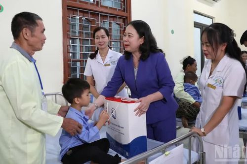 Phó Chủ tịch nước Võ Thị Ánh Xuân tặng quà Trung thu cho bệnh nhi, trẻ khuyết tật tại Tuyên Quang