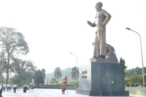 Phó Chủ tịch Thường trực Quốc hội Đỗ Văn Chiến thăm, tặng quà tại tỉnh Tuyên Quang