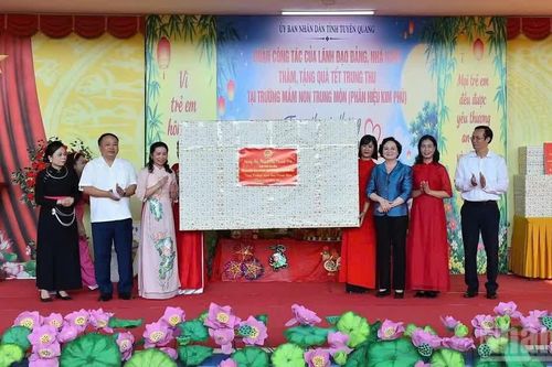Phó Thủ tướng Chính phủ Phạm Thị Thanh Trà thăm, tặng quà thiếu nhi tại Tuyên Quang
