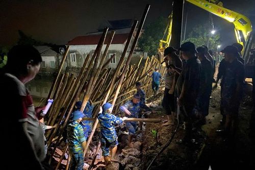 Xuyên đêm giúp dân đắp đê ngăn lũ